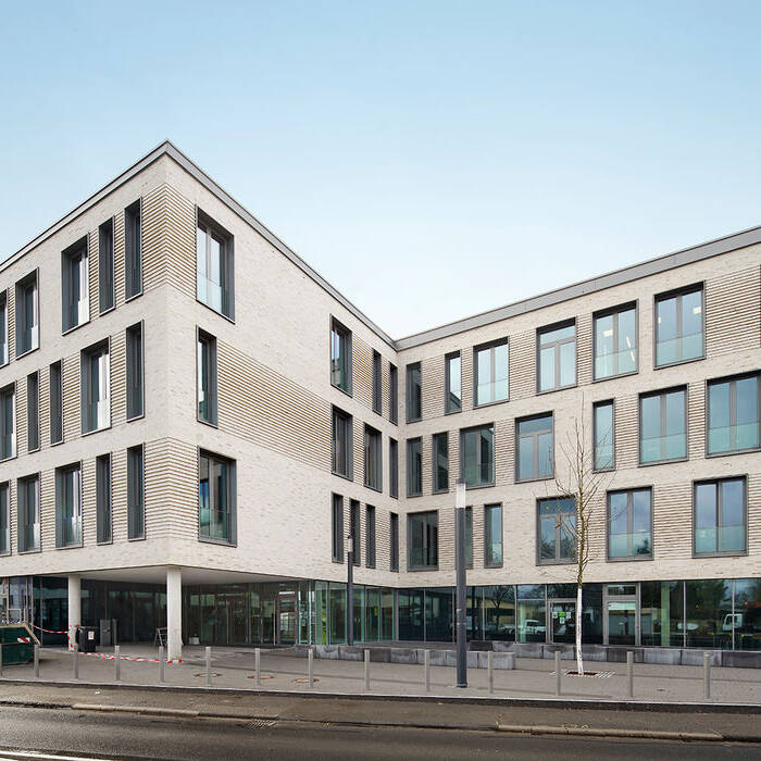 01_Aussenansicht-Eingang_u-a_19_700pixel