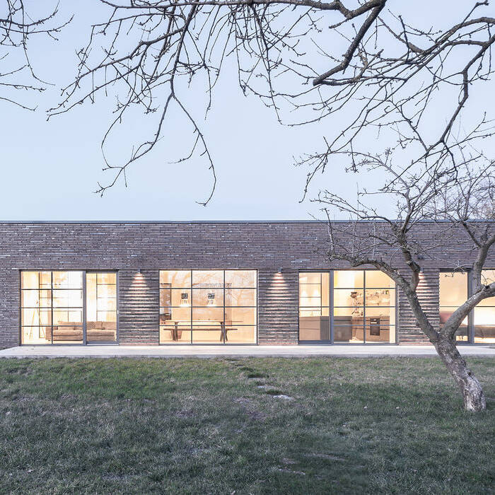 01_BUB-architekten-bda-_Bungalow-Schaalsee_aussen_Da-mmerung_frontal_Ausschnitt-nur-Wohnhaus_5000-1-von-1-_19_700pixel