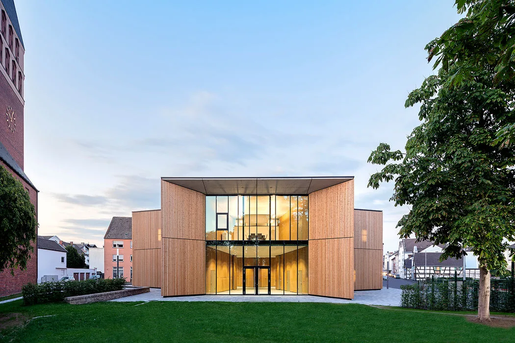 02-Pfarrzentrum-Hippolytushaus-Troisdorf-Aussenansicht-Daniel-Stauch_15_700pixel