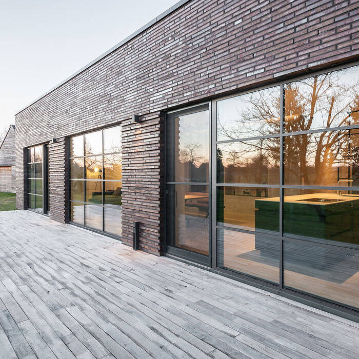 02_BUB-architekten-bda-_Bungalow-Schaalsee_aussen_Da-mmerung_diagonal_01_5000-1-von-1-_15_700pixel