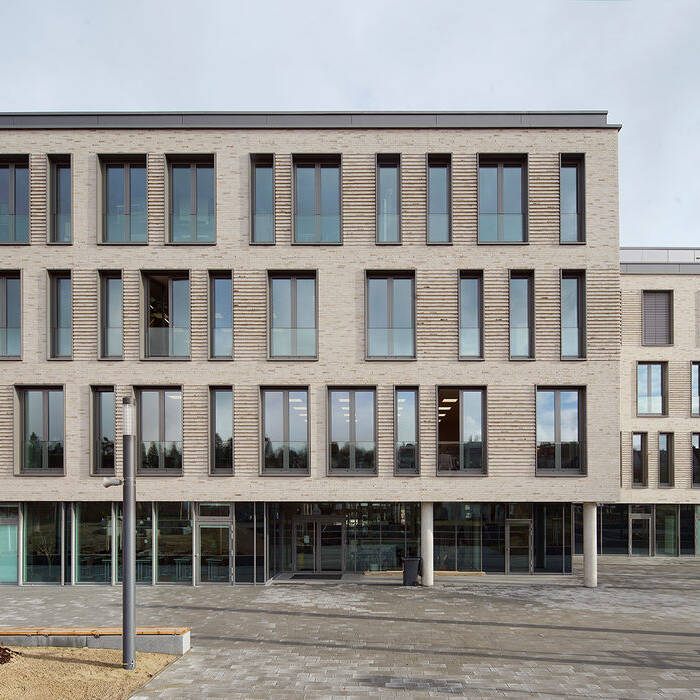 03_Aussenansicht-Schulhof2_u-a_19_700pixel