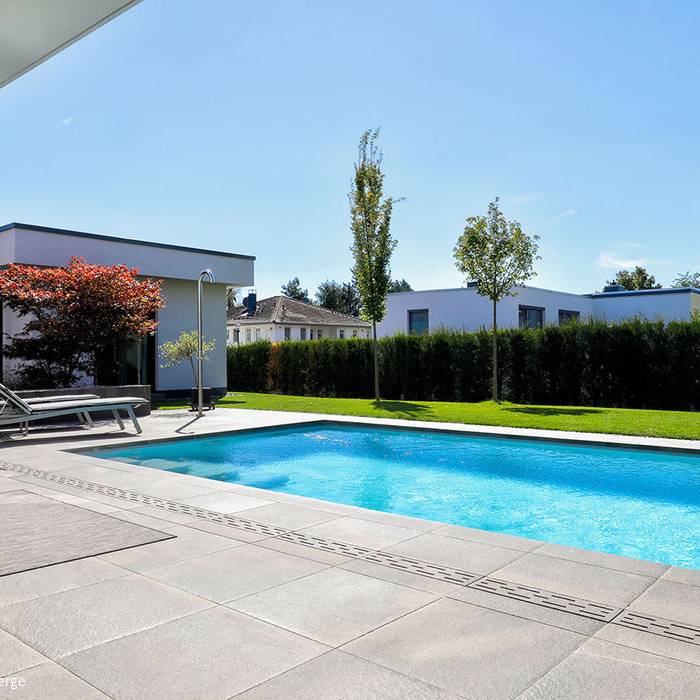 04-Pool-mit-Garten_10_700pixel