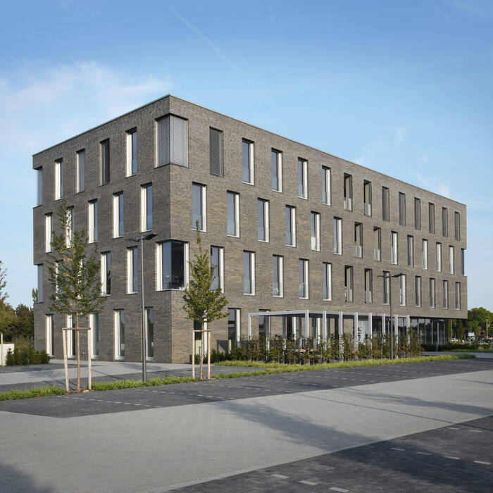 04_15_700pixelGgGlOXQqHfRmg