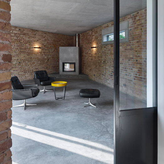 04_KR_Wollank_006_A4-300DPI_Blick-von_der_Ku-che_in_den_Wohnraum_mit_Kamin_700pixel