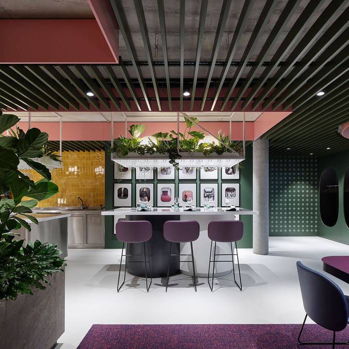 06_p1403_Object-Carpet-Restaurant-La-Visione_Braun_646-07_15_700pixel