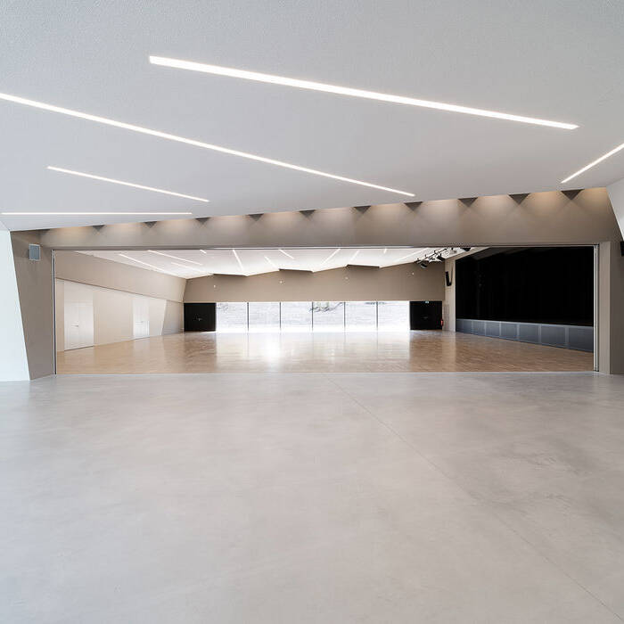 10_dasch-zu-rn-partner_Veranstaltungshalle-Kuppenheim_Foyer-und-Saal_mit-geo-ffneter-Trennwand_15_700pixel