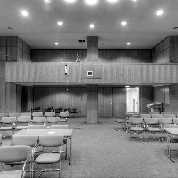 12_Plenarsaal_hinten_mitte_SW_10_700pixel