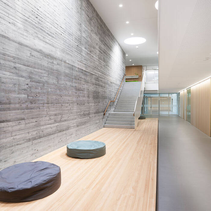 12_dzpa_Neubau-Grundschule-mit-Turnhalle-Ammerbuch-Altingen_Eingangsbereich-mit-Sitzmo-glichkeiten_15_700pixel