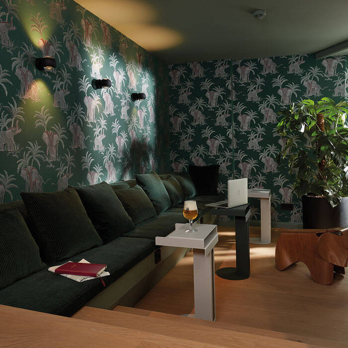 12_stilwerkhotels_heimhude_lounge_tapete_hookedonwalls_leuchten_occhio_bezug_kvadrat_tisch_newtendency_-c-_stilwerk_foto_t-baermann_15_700pixel