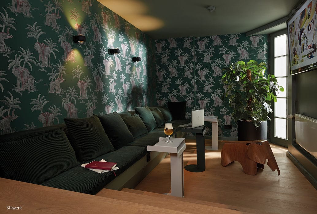 12_stilwerkhotels_heimhude_lounge_tapete_hookedonwalls_leuchten_occhio_bezug_kvadrat_tisch_newtendency_-c-_stilwerk_foto_t-baermann_15_700pixel