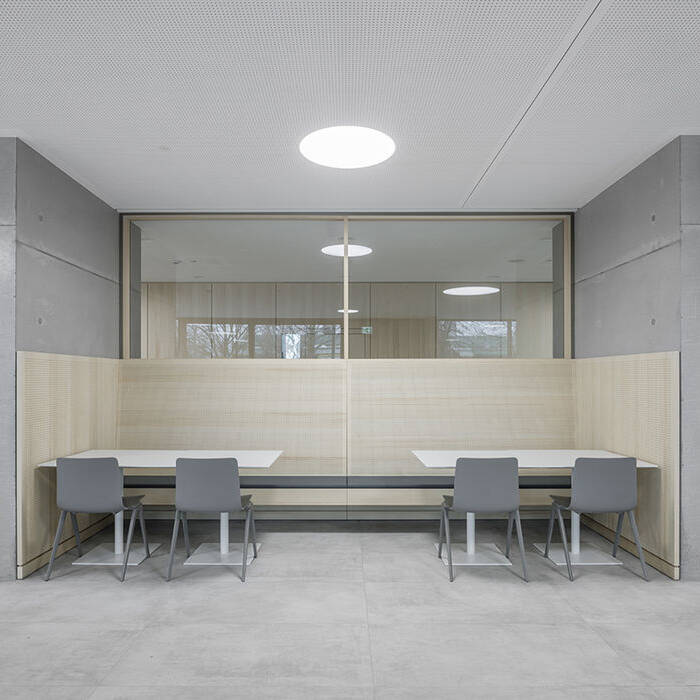 14_dzpa_Erweiterung_Faust_Gymnasium_Staufen_Mensa_Sitznischen_Henrik-Schipper_10_700pixel