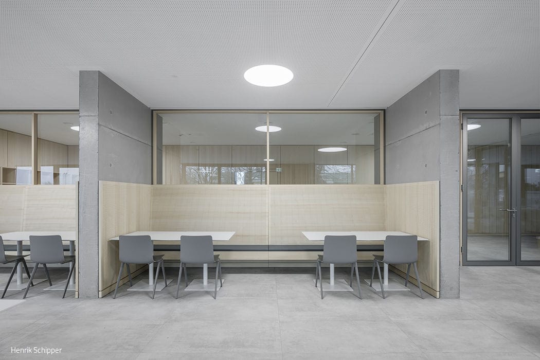 14_dzpa_Erweiterung_Faust_Gymnasium_Staufen_Mensa_Sitznischen_Henrik-Schipper_10_700pixel
