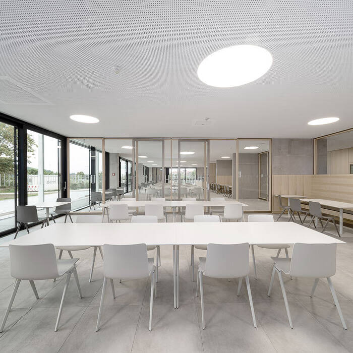 15_dzpa_Erweiterung_Faust-Gymnasium_Staufen_Mensa_Bernhard-Tra-nkle_15_700pixel