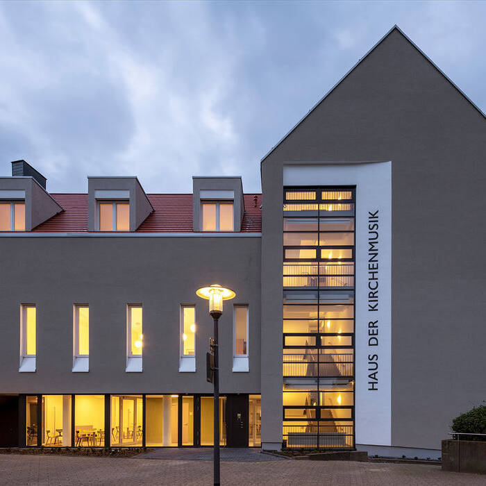 1-HKE-Haus-der-Kirchenmusik-Eingang_15_700pixel