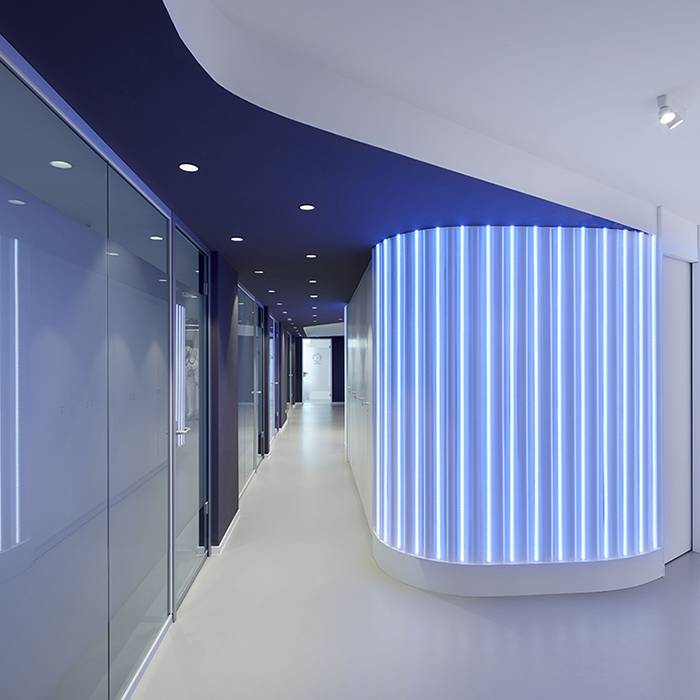 1_Flur-Zahnarztpraxis-mit-LED-hinterleuchteter-Well-Acryl-Wandverkleidung-_10_700pixel