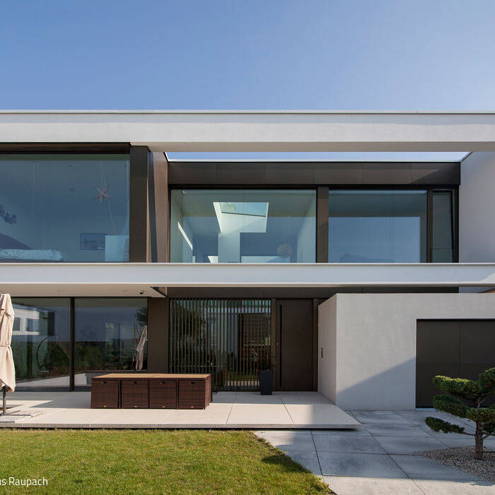 2457_310_Villa-Y_Ansicht-von-der-Strasse-I-Garten_300dpi_19_700pixel