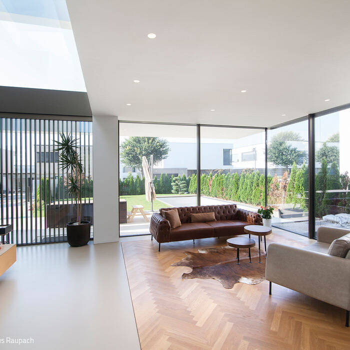 2492_310_Villa-Y_Wohnzimmer-Erdgeschoss-mit-Blick-in-den-Garten_300dpi_15_700pixel