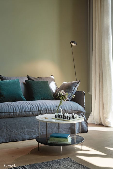 26_stilwerkhotels_heimhude_zimmer17_sofa_gervasoni_leuchte_occhio_tisch_wittmann_-c-_stilwerk_t-baermann_10_700pixel