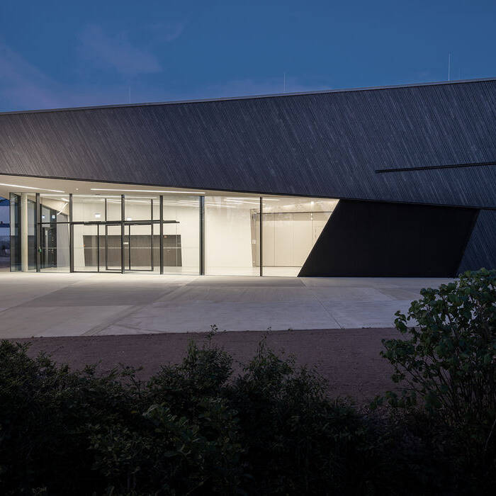 2_dasch-zu-rn-partner_Veranstaltungshalle-Kuppenheim_Aussenansicht-bei-Nacht_15_700pixel