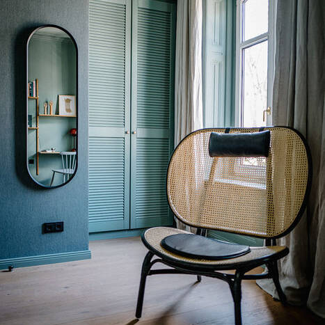 39_stilwerkhotels_heimhude_sessel_norr11_spiegel_menu_farbe_caparol-icons_-c-_stilwerk_k-sickinger_10_700pixel