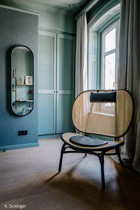 39_stilwerkhotels_heimhude_sessel_norr11_spiegel_menu_farbe_caparol-icons_-c-_stilwerk_k-sickinger_10_700pixel
