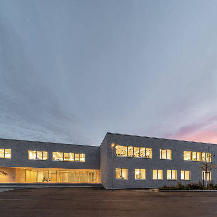 3_dzpa_Neubau-Grundschule-mit-Turnhalle-Ammerbuch-Altingen_Ansicht-Nord_Haupteingang_19_700pixel