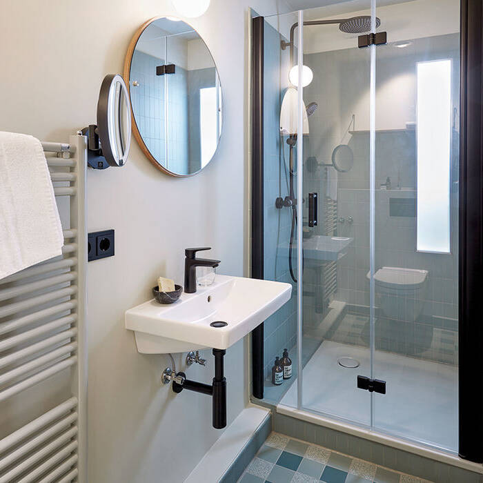 42_stilwerkhotels_heimhude_bad_armatur_hans-grohe_dusche_bette_becken_laufen_spiegel_frama_-c-_stilwerk_foto_t-baermann_10_700pixel