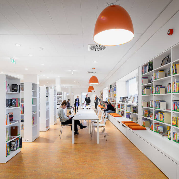 4_Stadtbibliothek-Karben_Eingangsachse_belebt_15-Kopie_700pixel