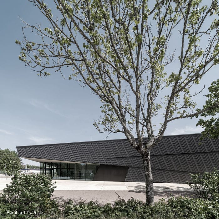 5_dasch-zu-rn-partner_Veranstaltungshalle-Kuppenheim_Aussenansicht-bei-Tag_15_700pixel