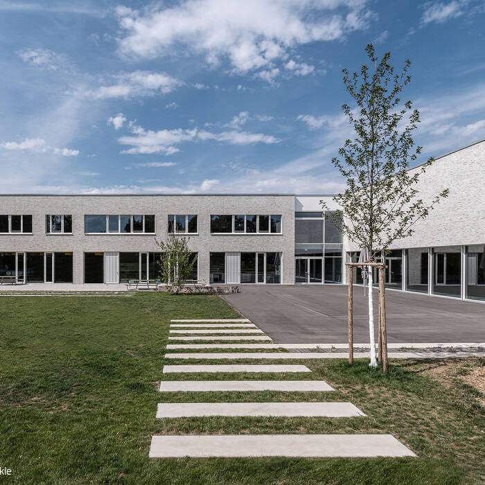 5_dzpa_Neubau-Grundschule-mit-Turnhalle-Ammerbuch-Altingen_Ansicht-Su-d_Pausenhof-und-Freifla-chen_15_700pixel