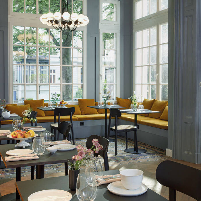 5_stilwerkhotels_heimhude_livingkitchen_kvadrat_kvadrat_thonet_astep_kpm_-c-_stilwerk_t-baermann_15_700pixel