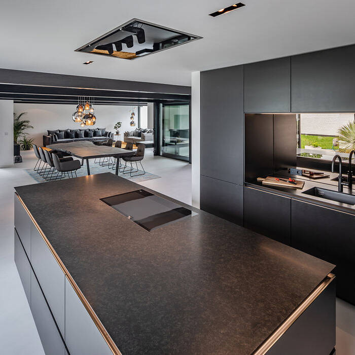 6_15_700pixelfwQhOXwYob71k