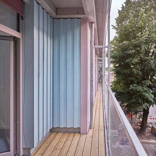 71-Loggia-und-Balkonband-Strassenfassade-1875x-2500px-by-Eric-Tschernow_10_700pixel