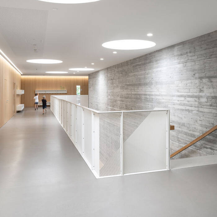 7_dzpa_Neubau-Grundschule-mit-Turnhalle-Ammerbuch-Altingen_Erschliessung-und-Zugang-zu-Klassen_15_700pixel