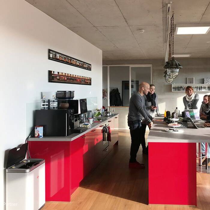 9_10_700pixelQG3O91zcdgRMA