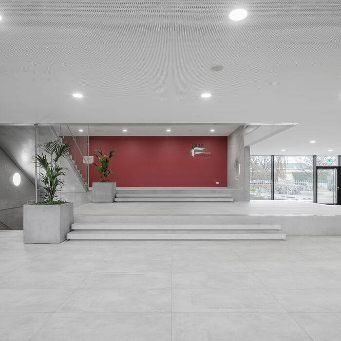 9_dzpa_Erweiterung_Faust-Gymnasium_Staufen_Empfangshalle_Henrik-Schipper_19_700pixel