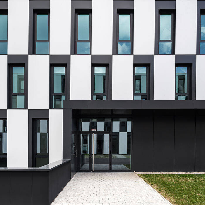 A_BA13-15-PA35_Prod-und-Verwaltungsgeba-ude-19d-Eingang_15_700pixel