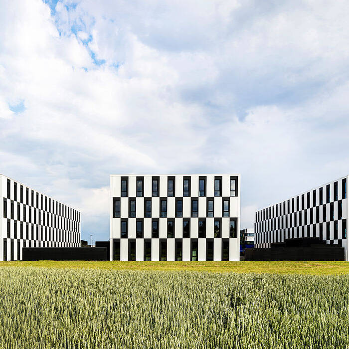 A_BA13-15-PA35_Prod-und-Verwaltungsgeba-ude-21b-Ru-ckseite-Frontal_19_700pixel