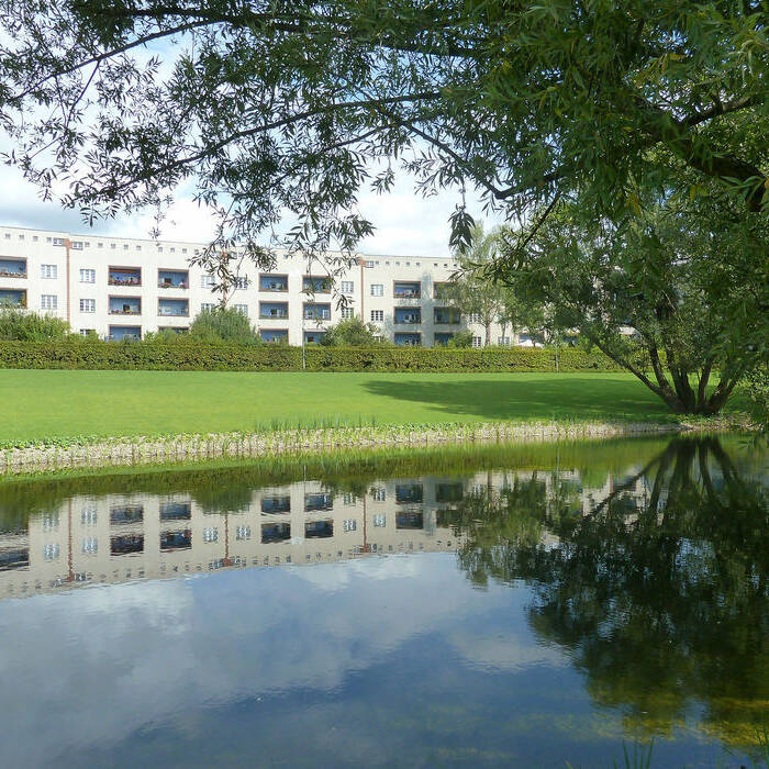 Abb_04_Hufeisenteich_mit_Stauden-und_Rasenfla-c-hen_2011_19_700pixel