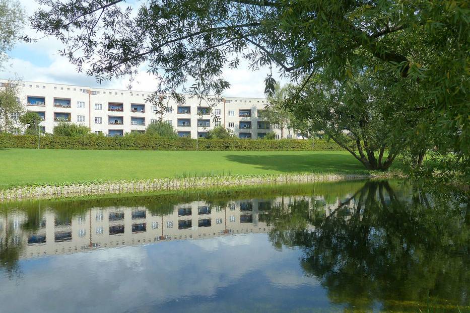 Abb_04_Hufeisenteich_mit_Stauden-und_Rasenfla-c-hen_2011_19_700pixel