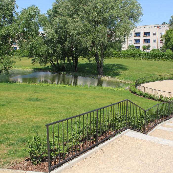 Abb_05_Kleiner_Vorplatz_am_Hufeisenteich_Tennenfla-chen_Betonblockstufen_Gela-nder_aus_Rundsta-hl_2011_15_700pixel