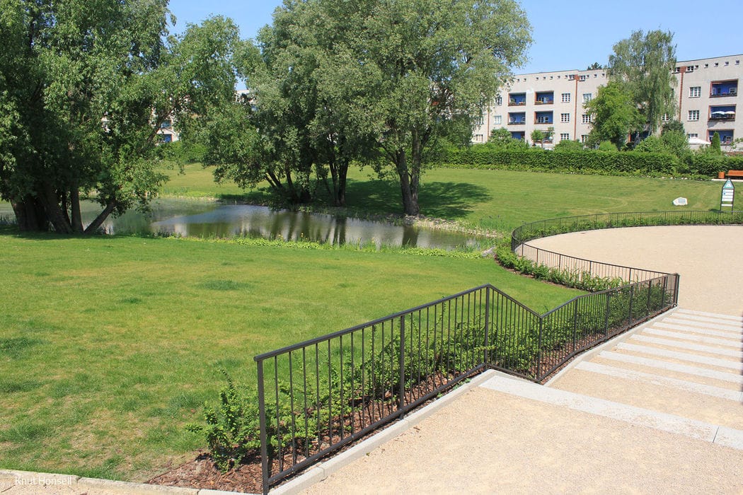 Abb_05_Kleiner_Vorplatz_am_Hufeisenteich_Tennenfla-chen_Betonblockstufen_Gela-nder_aus_Rundsta-hl_2011_15_700pixel