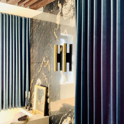 Badewanne-Masterbad-Samtvorha-nge-Holzdecke-_19_700pixel