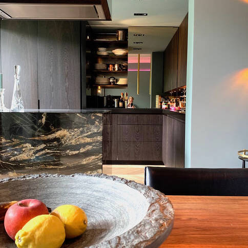 Blick-vom-Esstisch-in-die-Ku-che-_10_700pixel