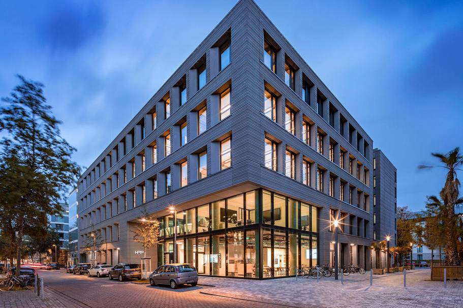 Die-klare-k_rperhafte-Architektur-der-Mixed-Use-Immobilie-wird-durch-skulpturale-Einschnitte-gegliedert_15_700pixel