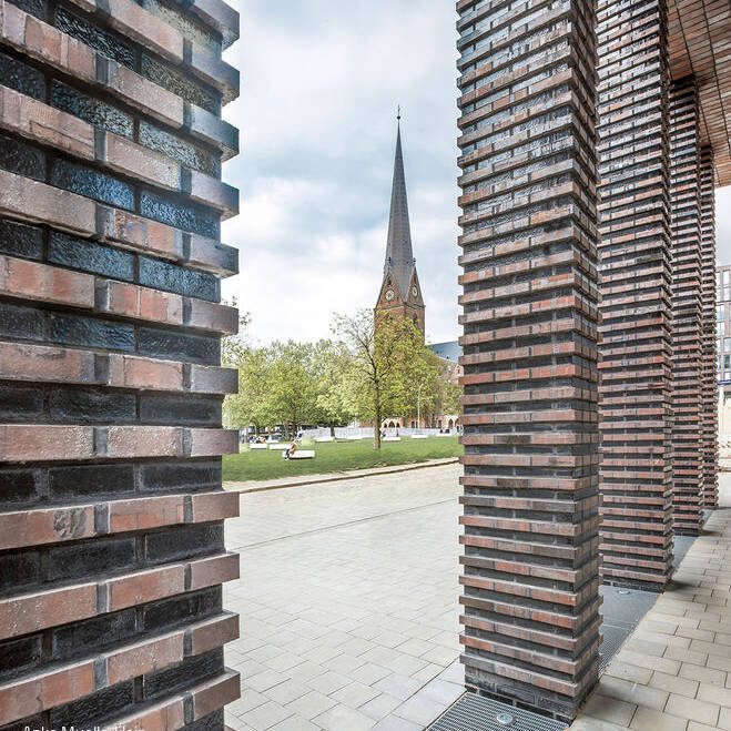 Domplatz_Blick-durch-Arkaden_10_700pixel