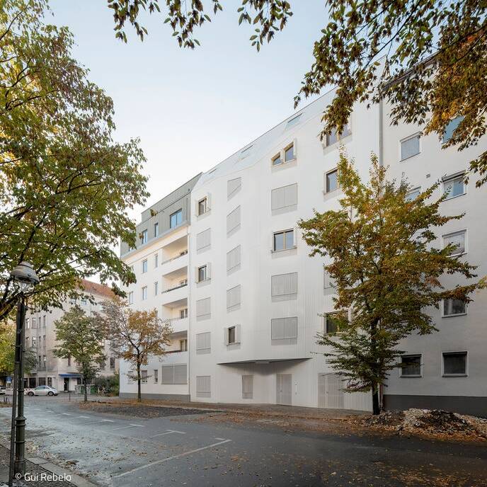 Fassade-geoeffnete-Klapplaeden-Wohnhaus-Eisberg-rundzwei-Architekten-Berlin-Foto-Gui-Rebelo-WHS66_149_15_700pixel