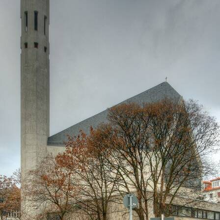 Ignatiuskirche_Frankfurt_2009_Von-Elke-Wetzig-Elya-Eigenes-Werk-CC-BY-SA-3-0-httpscommons-wikimedia-orgwindex-phpcurid-8727033_10_700pixel