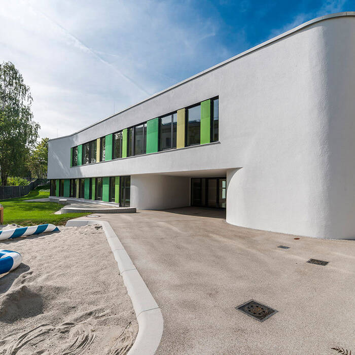 Kind_Aussen_Fassade-2_k_10_700pixel