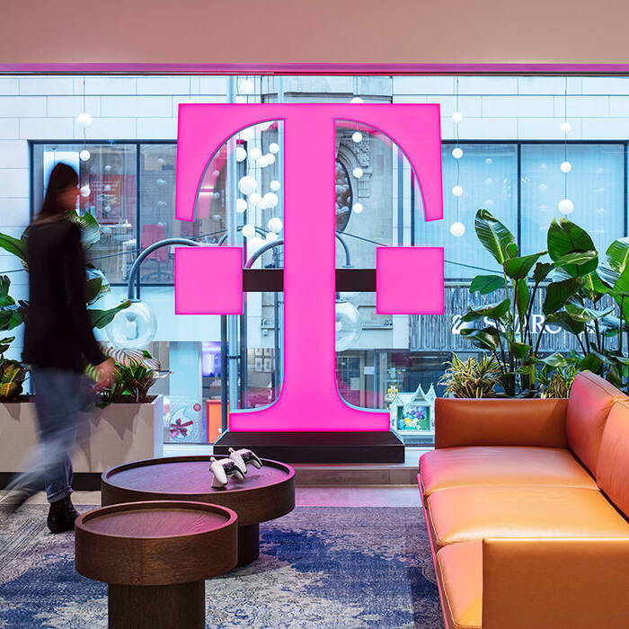 Lepel-Telekom-Flagship-Store-Ko-ln-Magenta-Loft-1_10_700pixel